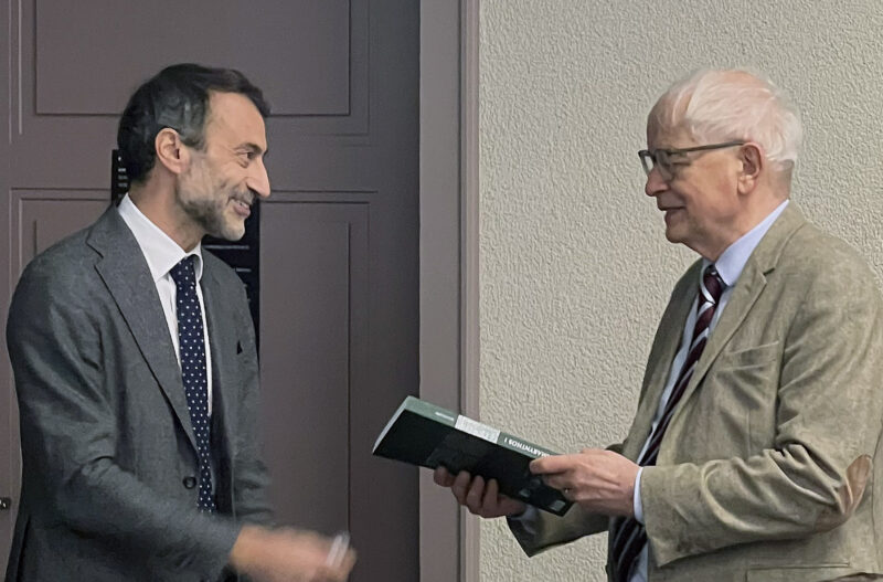 D. Knoepfler receives the newly published book from ESAG director S. Fachard (Zurich, November 2024)